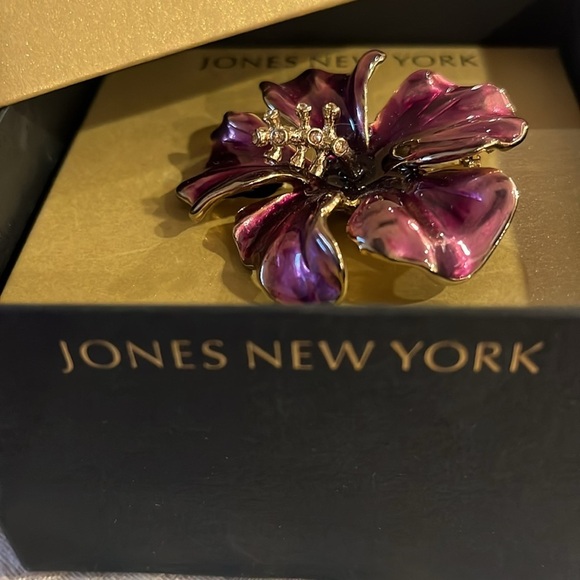 Jones New York purple Flower Pin in original box - Picture 5 of 7